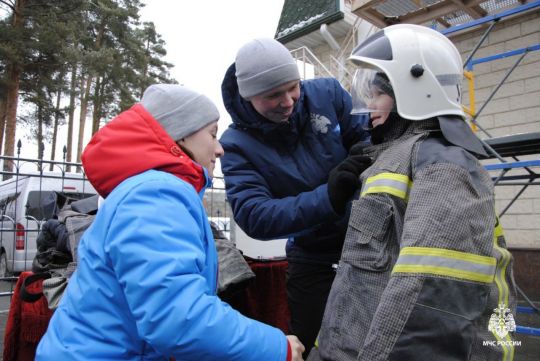 Будущие спасатели — в деле: курсанты института приняли участие в богатырских играх - для жителей города Березовского.