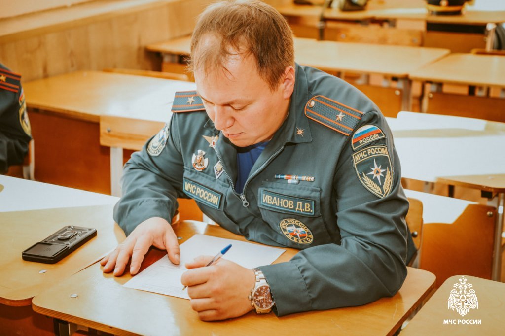 Сотрудники Уральского института ГПС МЧС России прошли плановые квалификационные испытания Сотрудники Уральского института ГПС МЧС России прошли плановые квалификационные испытания