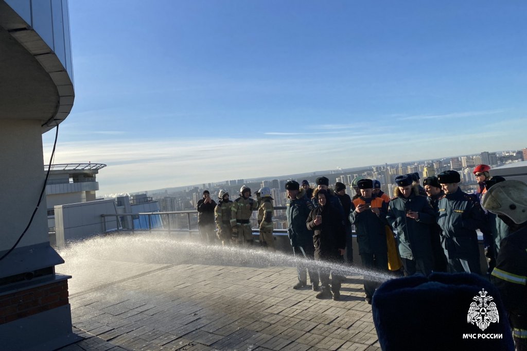 Сотрудники института приняли участие в опытных пожарно-тактических учениях Сотрудники института приняли участие в опытных пожарно-тактических учениях