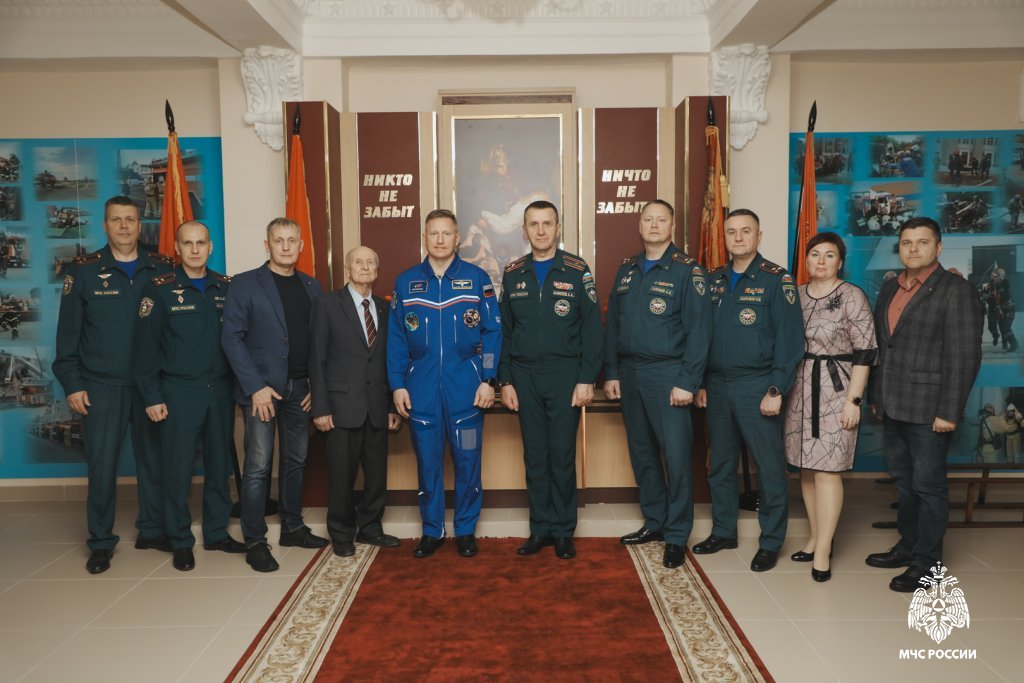 Лётчик-космонавт Сергей Прокопьев и четырёхкратный чемпион мира по парашютному спорту Валентин Прокопьев посетили Уральский институт ГПС МЧС России Лётчик-космонавт Сергей Прокопьев и четырёхкратный чемпион мира по парашютному спорту Валентин Прокопьев посетили Уральский институт ГПС МЧС России