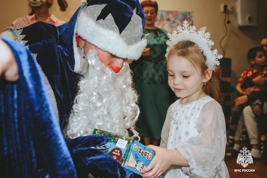 Личный состав института дарит радость детям Личный состав института дарит радость детям