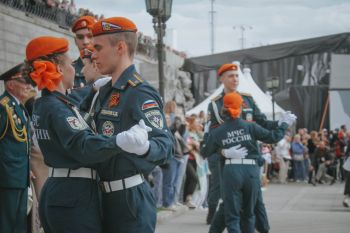 «Вальс Победы» объединил поколения в Историческом сквере