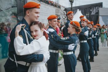 «Вальс Победы» объединил поколения в Историческом сквере