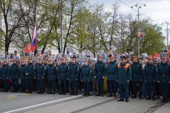 Их подвиг жив — в портретах, в сердцах, в марше