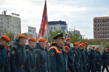Их подвиг жив — в портретах, в сердцах, в марше