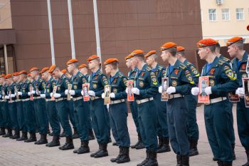 Их подвиг жив — в портретах, в сердцах, в марше