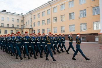 Их подвиг жив — в портретах, в сердцах, в марше