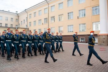 Их подвиг жив — в портретах, в сердцах, в марше