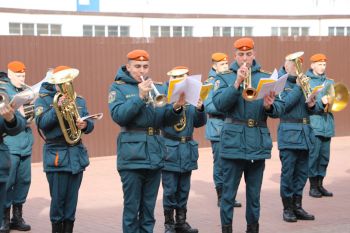 Понедельник начинается с построения
