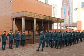 Понедельник начинается с построения