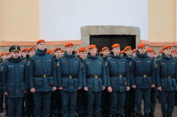 Понедельник начинается с построения