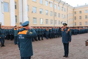 Понедельник начинается с построения