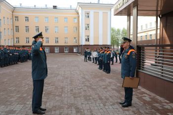 Понедельник начинается с построения