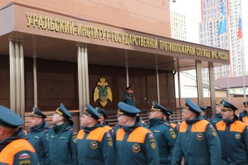 Понедельник начинается с построения