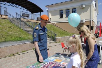 В Международный день защиты детей курсанты института делятся знаниями