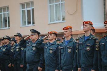 Торжественное построение в честь Дня Государственного флага Российской Федерации