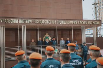 Торжественное построение в честь Дня Государственного флага Российской Федерации