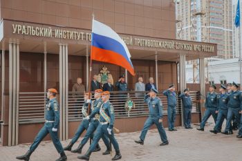 Торжественное построение в честь Дня Государственного флага Российской Федерации
