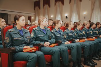 Торжественное построение в честь Дня Государственного флага Российской Федерации
