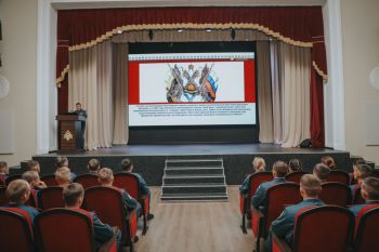 Торжественное построение в честь Дня Государственного флага Российской Федерации