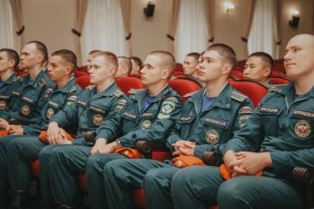 Торжественное построение в честь Дня Государственного флага Российской Федерации