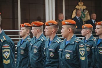 Торжественное построение в честь Дня Государственного флага Российской Федерации