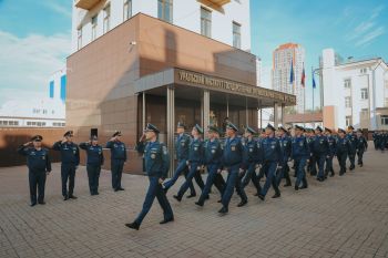 В институте состоялось еженедельное построение