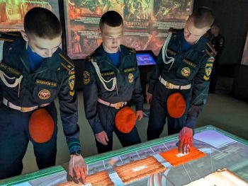 Курсанты института почтили подвиг военных медиков