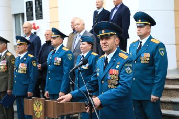Курсантам первого курса института вручили оранжевые береты
