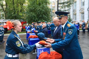 Курсантам первого курса института вручили оранжевые береты