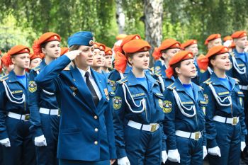 Курсантам первого курса института вручили оранжевые береты