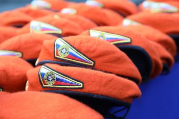 Курсантам первого курса института вручили оранжевые береты