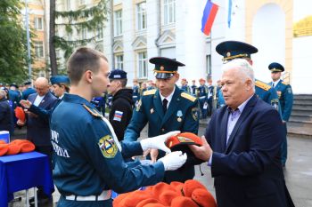 Курсантам первого курса института вручили оранжевые береты