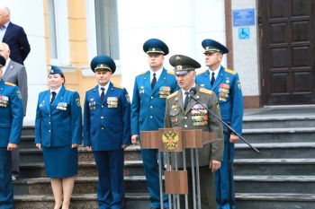Курсантам первого курса института вручили оранжевые береты