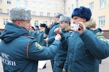 В институте прошел строевой смотр зимней формы одежды 
