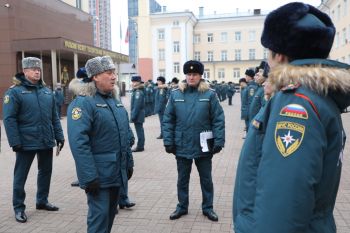В институте прошел строевой смотр зимней формы одежды 
