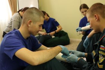 Курсанты и студенты института приняли участие в мастер-классе по оказанию первой помощи пострадавшему Курсанты и студенты института приняли участие в мастер-классе по оказанию первой помощи пострадавшему