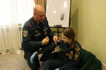 Курсанты и студенты института приняли участие в мастер-классе по оказанию первой помощи пострадавшему Курсанты и студенты института приняли участие в мастер-классе по оказанию первой помощи пострадавшему