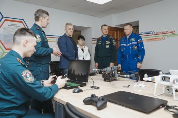Лётчик-космонавт Сергей Прокопьев и четырёхкратный чемпион мира по парашютному спорту Валентин Прокопьев посетили Уральский институт ГПС МЧС России Лётчик-космонавт Сергей Прокопьев и четырёхкратный чемпион мира по парашютному спорту Валентин Прокопьев посетили Уральский институт ГПС МЧС России