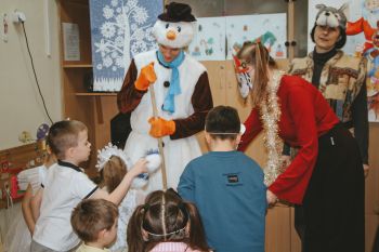 Личный состав института дарит радость детям Личный состав института дарит радость детям