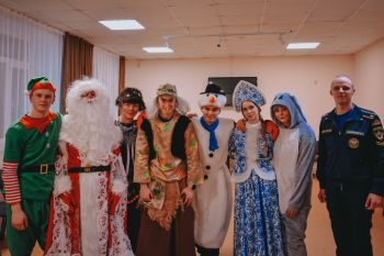 Уральский институт ГПС МЧС России дарит новогоднее чудо семьям из новых территорий 