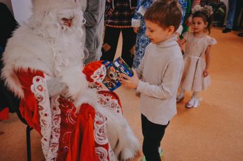 Уральский институт ГПС МЧС России дарит новогоднее чудо семьям из новых территорий 