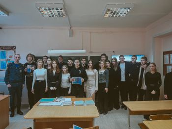 Курсанты Уральского института ГПС МЧС России ведут профориентационную работу со школьниками в регионах