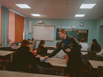 Курсанты Уральского института ГПС МЧС России ведут профориентационную работу со школьниками в регионах
