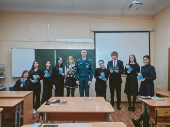 Курсанты Уральского института ГПС МЧС России ведут профориентационную работу со школьниками в регионах