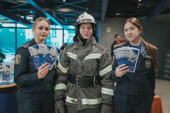 На одной площадке со звёздами: курсанты Уральского института ГПС МЧС России провели профориентацию в ДИВСе и поддержали команду УГМК