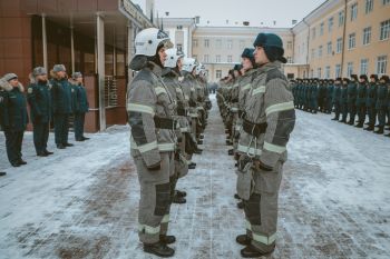 В Уральском институте ГПС МЧС России прошла церемония передачи касок и заступления на боевое дежурство В Уральском институте ГПС МЧС России прошла церемония передачи касок и заступления на боевое дежурство