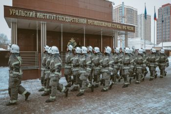 В Уральском институте ГПС МЧС России прошла церемония передачи касок и заступления на боевое дежурство В Уральском институте ГПС МЧС России прошла церемония передачи касок и заступления на боевое дежурство