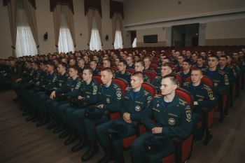 Обеспечение безопасности в праздничные дни: заместитель начальника института по служебно-боевой подготовке Алексей Голубев провел инструктаж личного состава