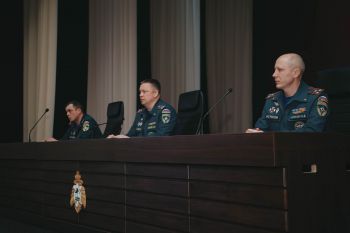 Обеспечение безопасности в праздничные дни: заместитель начальника института по служебно-боевой подготовке Алексей Голубев провел инструктаж личного состава